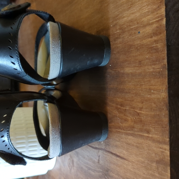 EARTH Black leather wedge heel sandals. - Picture 6 of 7